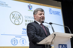 Prof. P. Koszelnik podczas otwarcia seminarium "Wybrane problemy chemii",
