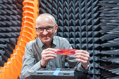 Prof. PRz Piotr Jankowski-Mihułowicz prezentuje próbkę tekstronicznego identyfikatora RFID,