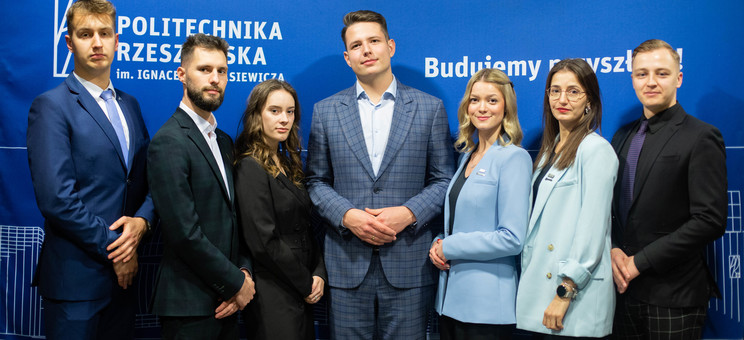 Prezydium Samorządu Studenckiego Politechniki Rzeszowskiej. Od lewej: Jan Szarek, Maciej Gacek, Diana Gałuszka, Jan Wrona, Olga Gołacka, Anna Nieczaj, Jan Goc,